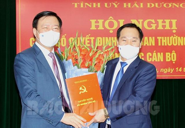 Bí thư Tỉnh ủy Hải Dương Phạm Xuân Thăng trao quyết định điều động, bổ nhiệm đồng chí Nguyễn Hữu Thông giữ chức Chánh Văn phòng Tỉnh ủy Hải Dương.