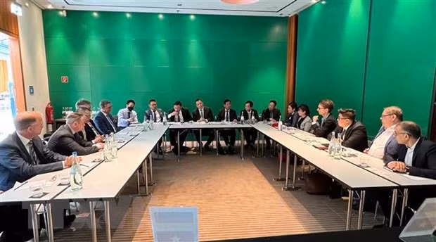 Đoàn công tác Bộ Công Thương làm việc với một số tập đoàn lớn của Đức. (Ảnh: Mạnh Hùng/TTXVN)