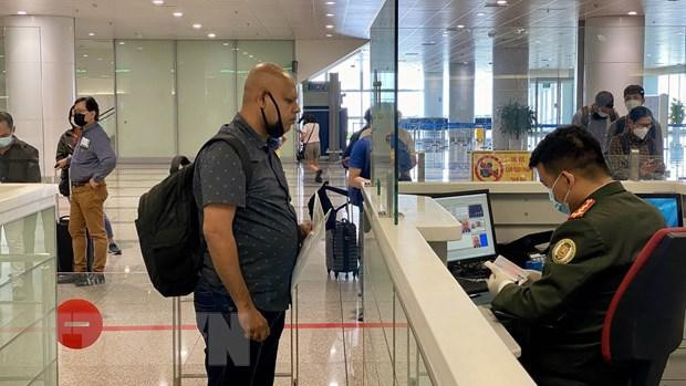 Khách quốc tế làm thủ tục nhập cảnh vào Việt Nam tại Cảng Hàng không quốc tế Nội Bài trong ngày đầu mở cửa đón khách quốc tế. (Ảnh: TTXVN) Khách quốc tế làm thủ tục nhập cảnh vào Việt Nam tại Cảng Hàng không quốc tế Nội Bài trong ngày đầu mở cửa đón khách quốc tế. (Ảnh: TTXVN)