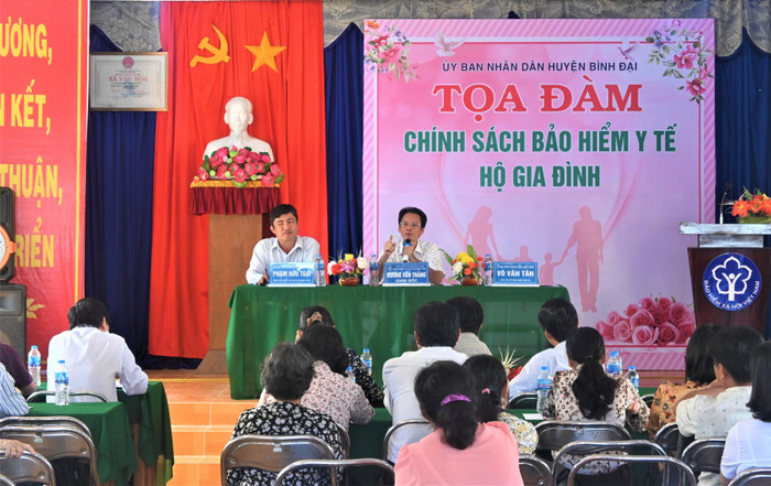 Tọa đàm chính sách bảo hiểm y tế hộ gia đình tại xã Vang Quới Đông, huyện Bình Đại, tỉnh Bến Tre. Tọa đàm chính sách bảo hiểm y tế hộ gia đình tại xã Vang Quới Đông, huyện Bình Đại, tỉnh Bến Tre.