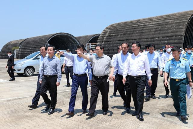 Thủ tướng Phạm Minh Chính khảo sát thực địa tại sân bay Chu Lai, trước cuộc làm việc với Ban Thường vụ Tỉnh ủy Quảng Nam - Ảnh: VGP/Nhật Bắc Thủ tướng Phạm Minh Chính khảo sát thực địa tại sân bay Chu Lai, trước cuộc làm việc với Ban Thường vụ Tỉnh ủy Quảng Nam - Ảnh: VGP/Nhật Bắc