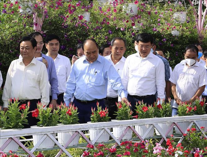 Chủ tịch nước Nguyễn Xuân Phúc thăm Hội quán “Cùng nhau làm du lịch”. Ảnh: Thống Nhất/ TTXVN Chủ tịch nước Nguyễn Xuân Phúc thăm Hội quán “Cùng nhau làm du lịch”. Ảnh: Thống Nhất/ TTXVN