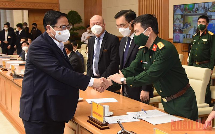 Thủ tướng Phạm Minh Chính bắt tay đại diện các doanh nghiệp nhà nước. Ảnh: TRẦN HẢI