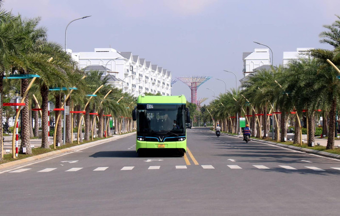 Xe buýt điện VinBus từ Vinhomes Grand Park sẽ giúp sinh viên tiết kiệm thời gian và chi phí di chuyển đến trường. Xe buýt điện VinBus từ Vinhomes Grand Park sẽ giúp sinh viên tiết kiệm thời gian và chi phí di chuyển đến trường.