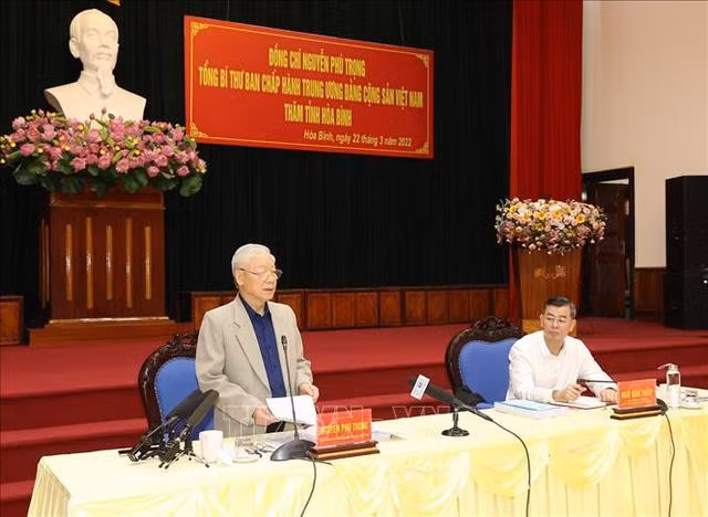Tổng Bí thư Nguyễn Phú Trọng phát biểu tại buổi thăm, làm việc tại tỉnh Hòa Bình - Ảnh: TTXVN