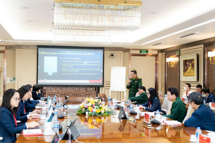 Tiến sĩ Bùi Quang Tuyến trong một buổi tọa đàm về chuyển đối số trong doanh nghiệp Tiến sĩ Bùi Quang Tuyến trong một buổi tọa đàm về chuyển đối số trong doanh nghiệp