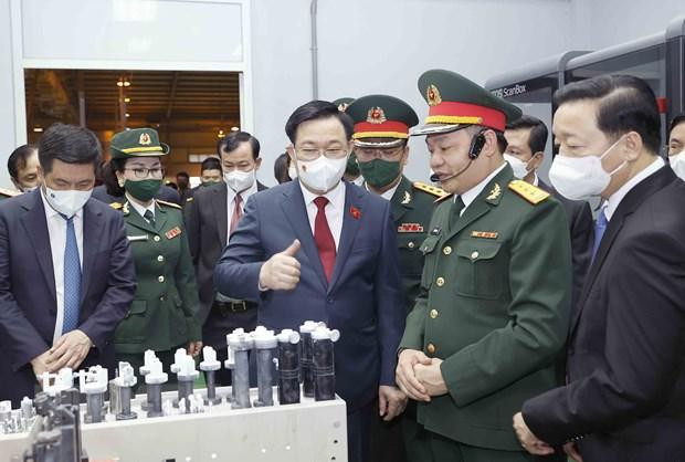 Chủ tịch Quốc hội Vương Đình Huệ tham quan dây chuyền sản xuất nhà máy Z111. (Ảnh: Doãn Tấn/TTXVN) Chủ tịch Quốc hội Vương Đình Huệ tham quan dây chuyền sản xuất nhà máy Z111. (Ảnh: Doãn Tấn/TTXVN)