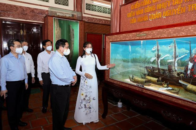 Thủ tướng và đoàn công tác nghe giới thiệu về cuộc đời và sự nghiệp của Anh hùng dân tộc Nguyễn Trung Trực. Ảnh: VGP/Nhật Bắc Thủ tướng và đoàn công tác nghe giới thiệu về cuộc đời và sự nghiệp của Anh hùng dân tộc Nguyễn Trung Trực. Ảnh: VGP/Nhật Bắc