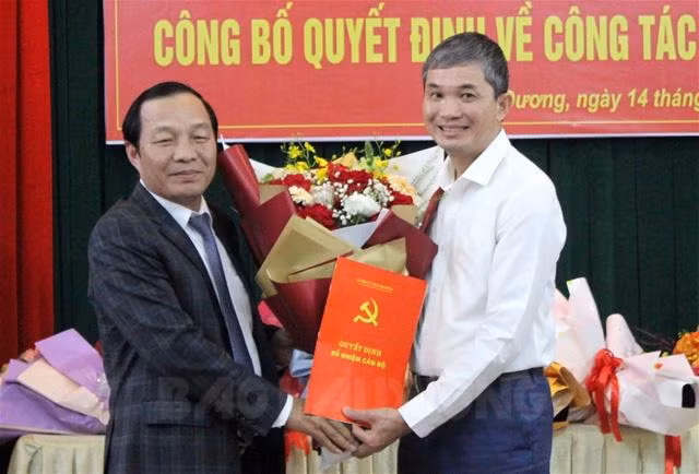 Đồng chí Lê Văn Hiệu, Phó Bí thư Thường trực Tỉnh ủy Hải Dương trao quyết định bổ nhiệm đồng chí Trương Văn Hơn giữ chức vụ Phó Trưởng ban Tổ chức Tỉnh ủy Hải Dương. Đồng chí Lê Văn Hiệu, Phó Bí thư Thường trực Tỉnh ủy Hải Dương trao quyết định bổ nhiệm đồng chí Trương Văn Hơn giữ chức vụ Phó Trưởng ban Tổ chức Tỉnh ủy Hải Dương.