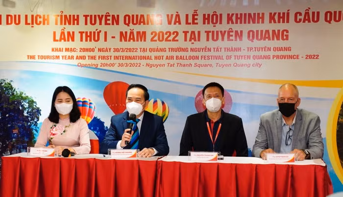 Phó Chủ tịch tỉnh Tuyên Quang Hoàng Việt Phương (thứ hai từ trái sang) giới thiệu về năm du lịch Tuyên Quang và những hoạt động xúc tiến du lịch địa phương