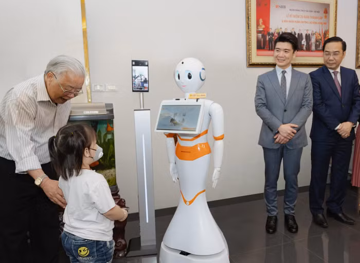 Các khách hàng, đặc biệt là các khách hàng nhỏ vui vẻ và háo hức khi được giao tiếp với Robot thông minh. Các khách hàng, đặc biệt là các khách hàng nhỏ vui vẻ và háo hức khi được giao tiếp với Robot thông minh.