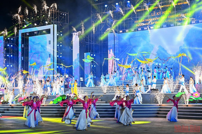 Tiết mục biểu diễn nghệ thuật khai mạc Lễ kỷ niệm 200 năm danh xưng Ninh Bình và 30 năm tái lập tỉnh. (Ảnh: DUY LINH)