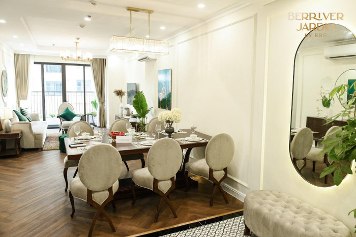 Phòng ăn và bếp được thiết kế liên thông với phòng khách Phòng ăn và bếp được thiết kế liên thông với phòng khách