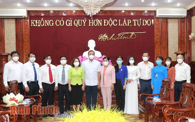 Chủ tịch Ủy ban nhân dân tỉnh Bình Phước Trần Tuệ Hiền cùng lãnh đạo tỉnh chúc mừng các cán bộ được điều động, bổ nhiệm chức vụ mới.