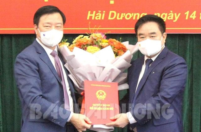 Đồng chí Phạm Xuân Thăng, Bí thư Tỉnh ủy, Chủ tịch Hội đồng nhân dân tỉnh Hải Dương trao quyết định bổ nhiệm và chúc mừng đồng chí Nguyễn Viết Hải