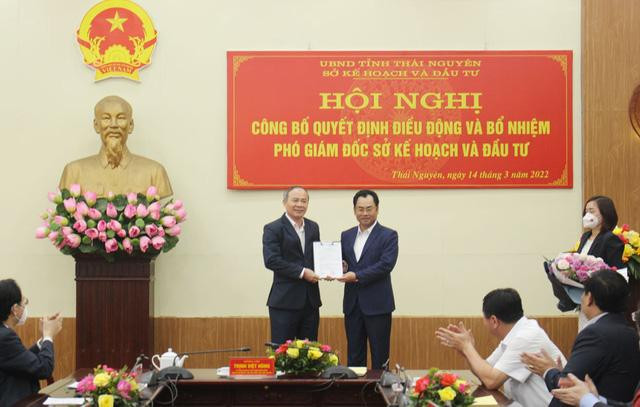 Đồng chí Trịnh Việt Hùng, Chủ tịch Ủy ban nhân dân tỉnh Thái Nguyên đã trao quyết định bổ nhiệm đồng chí Dương Văn Hưng giữ chức Phó Giám đốc Sở Kế hoạch và Đầu tư tỉnh Thái Nguyên