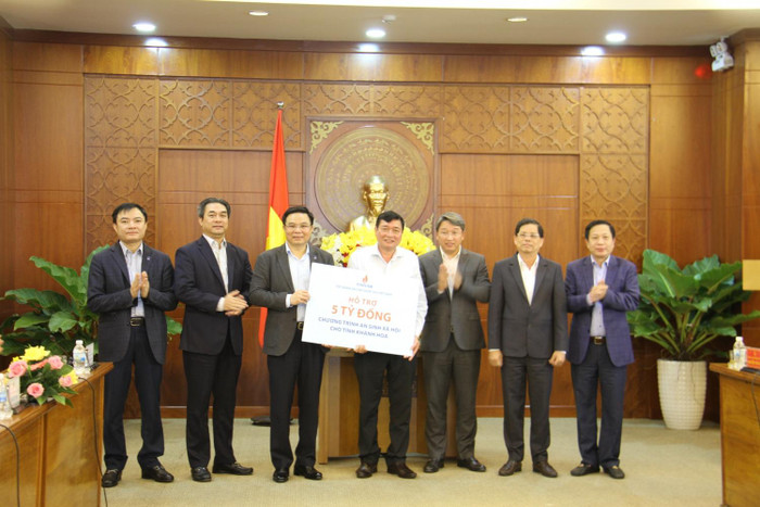 Petrovietnam trao 5 tỷ đồng hỗ trợ thực hiện các hoạt động an sinh xã hội trên địa bàn tỉnh Khánh Hòa Petrovietnam trao 5 tỷ đồng hỗ trợ thực hiện các hoạt động an sinh xã hội trên địa bàn tỉnh Khánh Hòa