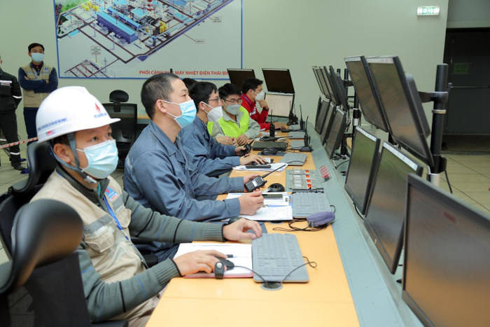 Cán bộ, chuyên gia làm việc tại Phòng điều khiển trung tâm Nhà máy Nhiệt điện Thái Bình 2 Cán bộ, chuyên gia làm việc tại Phòng điều khiển trung tâm Nhà máy Nhiệt điện Thái Bình 2