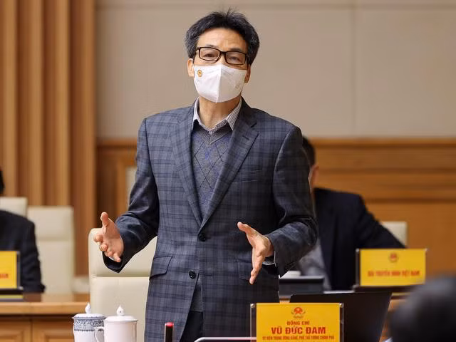 Phó Thủ tướng Vũ Đức Đam: "Thời gian qua tỉ lệ nhiễm tăng cao nhưng số ca nặng rất thấp là do chúng ta thực hiện rất tốt chiến dịch tiêm chủng vaccine với tỉ lệ lên tới 98-99%" - Ảnh: VGP/Nhật Bắc