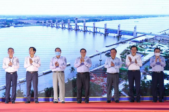 Thủ tướng Phạm Minh Chính, nguyên Thường trực Ban Bí thư Lê Hồng Anh và lãnh đạo các bộ, ngành, địa phương thực hiện nghi thức khánh thành công trình thủy lợi Cái Lớn - Cái Bé. Ảnh: VGP/Nhật Bắc Thủ tướng Phạm Minh Chính, nguyên Thường trực Ban Bí thư Lê Hồng Anh và lãnh đạo các bộ, ngành, địa phương thực hiện nghi thức khánh thành công trình thủy lợi Cái Lớn - Cái Bé. Ảnh: VGP/Nhật Bắc