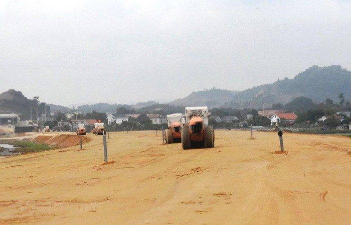 Thi công một đoạn tuyến cao tốc Bắc-Nam phía Đông. (Ảnh: Việt Hùng/Vietnam+)