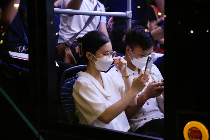Sử dụng xe buýt đi học sẽ vừa an toàn, vừa tiết kiệm chi phí cho các bạn sinh viên và gia đình. Sử dụng xe buýt đi học sẽ vừa an toàn, vừa tiết kiệm chi phí cho các bạn sinh viên và gia đình.