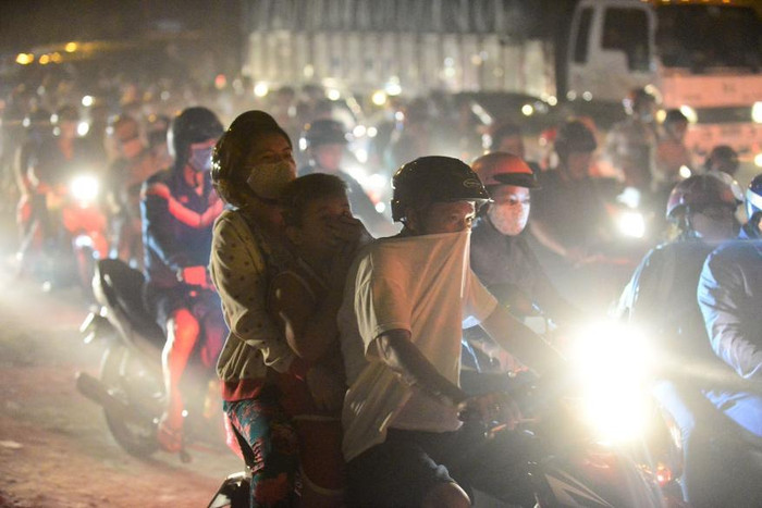 Xe máy xăng thải ra hơn 90% các khí độc hại gây ô nhiễm không khí Xe máy xăng thải ra hơn 90% các khí độc hại gây ô nhiễm không khí