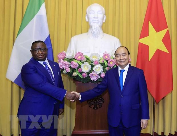 Chủ tịch nước Nguyễn Xuân Phúc và Tổng thống Cộng hòa Sierra Leone trước khi tiến hành hội đàm. (Ảnh: Thống Nhất/TTXVN) Chủ tịch nước Nguyễn Xuân Phúc và Tổng thống Cộng hòa Sierra Leone trước khi tiến hành hội đàm. (Ảnh: Thống Nhất/TTXVN)