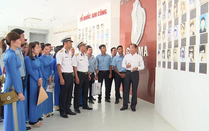 Người dân tham quan Khu tưởng niệm chiến sĩ Gạc Ma. Người dân tham quan Khu tưởng niệm chiến sĩ Gạc Ma.