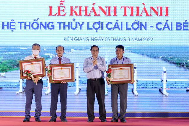 Thủ tướng Phạm Minh Chính trao Bằng khen của Thủ tướng Chính phủ cho các tập thể, cá nhân hoàn thành xuất sắc nhiệm vụ trong thực hiện dự án. Ảnh: VGP/Nhật Bắc Thủ tướng Phạm Minh Chính trao Bằng khen của Thủ tướng Chính phủ cho các tập thể, cá nhân hoàn thành xuất sắc nhiệm vụ trong thực hiện dự án. Ảnh: VGP/Nhật Bắc
