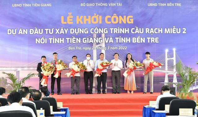 Lãnh đạo tỉnh Bến Tre cảm ơn các đơn vị tài trợ nhà tình thương, xe cứu thương cho người dân khu vực dự án - Ảnh: VGP/Trần Mạnh Lãnh đạo tỉnh Bến Tre cảm ơn các đơn vị tài trợ nhà tình thương, xe cứu thương cho người dân khu vực dự án - Ảnh: VGP/Trần Mạnh