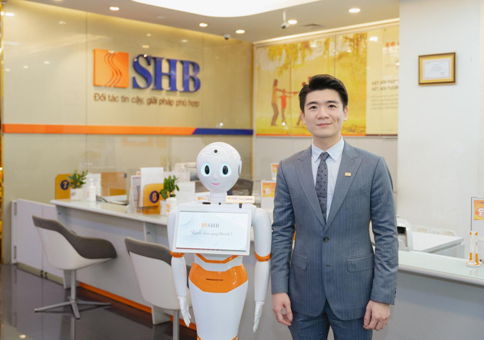 Phó Tổng Giám đốc SHB – ông Đỗ Quang Vinh cho biết việc SHB sử dụng robot tại quầy nhằm nâng cao chất lượng dịch vụ và mang lại cho khách hàng trải nghiệm không gian giao dịch số. Phó Tổng Giám đốc SHB – ông Đỗ Quang Vinh cho biết việc SHB sử dụng robot tại quầy nhằm nâng cao chất lượng dịch vụ và mang lại cho khách hàng trải nghiệm không gian giao dịch số.