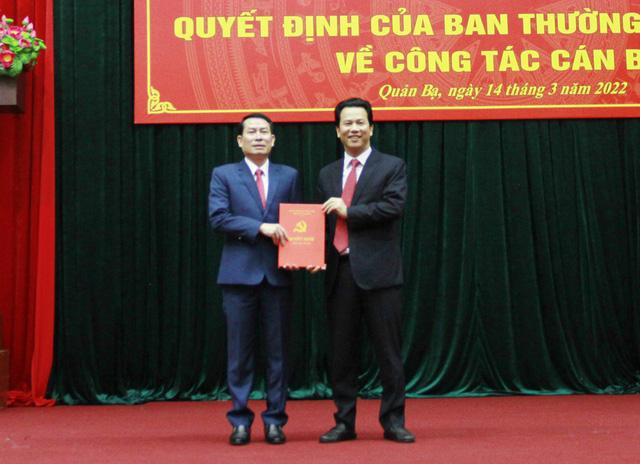 Bí thư Tỉnh ủy Hà Giang Đặng Quốc Khánh trao quyết định điều động, chỉ định đồng chí Đỗ Văn Hùng giữ chức vụ Bí thư Huyện ủy Quản Bạ.