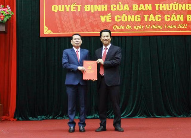 Bí thư Tỉnh ủy Hà Giang Đặng Quốc Khánh trao quyết định điều động, chỉ định đồng chí Đỗ Văn Hùng giữ chức vụ Bí thư Huyện ủy Quản Bạ. Bí thư Tỉnh ủy Hà Giang Đặng Quốc Khánh trao quyết định điều động, chỉ định đồng chí Đỗ Văn Hùng giữ chức vụ Bí thư Huyện ủy Quản Bạ.