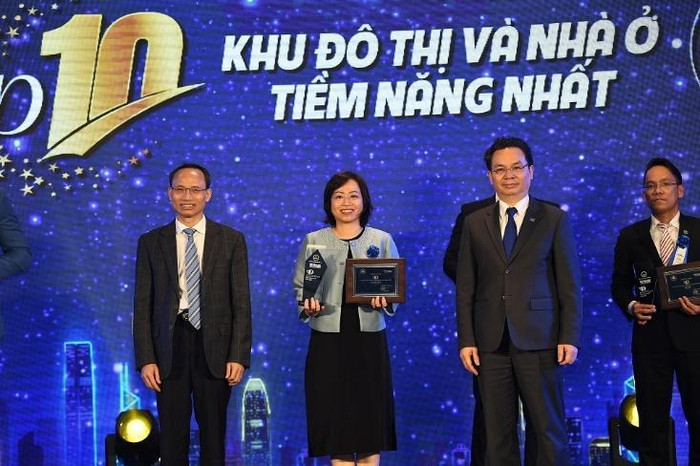 Đại diện BRGLand nhận giải “Top 10 Khu Đô Thị, Nhà Ở Tiềm Năng năm 2022” Đại diện BRGLand nhận giải “Top 10 Khu Đô Thị, Nhà Ở Tiềm Năng năm 2022”