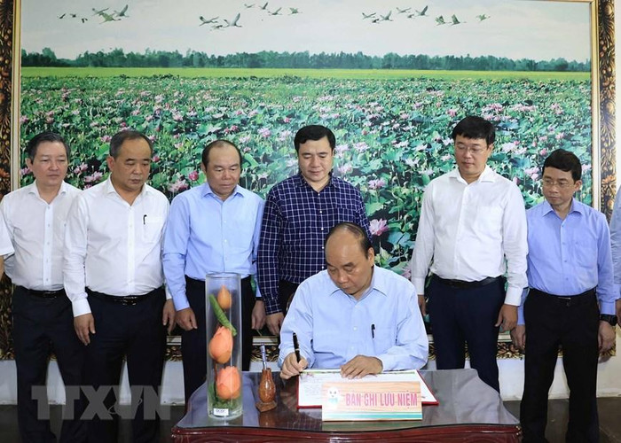 Chủ tịch nước Nguyễn Xuân Phúc viết cảm tưởng vào Sổ vàng tại Khu di tích cụ Phó bảng Nguyễn Sinh Sắc. (Ảnh: Thống Nhất/TTXVN) Chủ tịch nước Nguyễn Xuân Phúc viết cảm tưởng vào Sổ vàng tại Khu di tích cụ Phó bảng Nguyễn Sinh Sắc. (Ảnh: Thống Nhất/TTXVN)