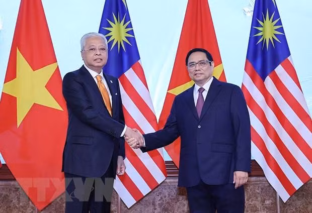 Thủ tướng Phạm Minh Chính và Thủ tướng Malaysia Dato’ Sri Ismail Sabri bin Yaakob chụp ảnh chung. (Ảnh: Dương Giang/TTXVN)