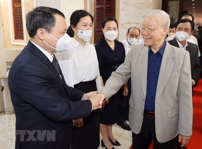 Tổng Bí thư Nguyễn Phú Trọng với Ban Thường vụ và lãnh đạo chủ chốt tỉnh Hòa Bình. (Ảnh: Trí Dũng/TTXVN)