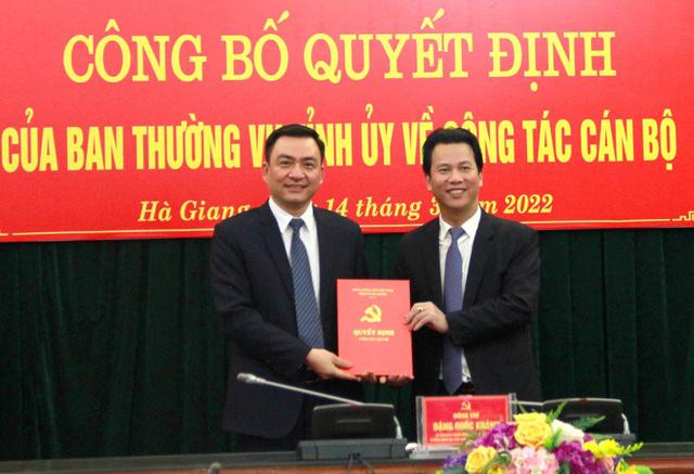 Bí thư Tỉnh ủy Hà Giang Đặng Quốc Khánh trao quyết định điều động và bổ nhiệm đồng chí Nguyễn Chí Thâm giữ chức Chánh Văn phòng Tỉnh ủy Hà Giang.