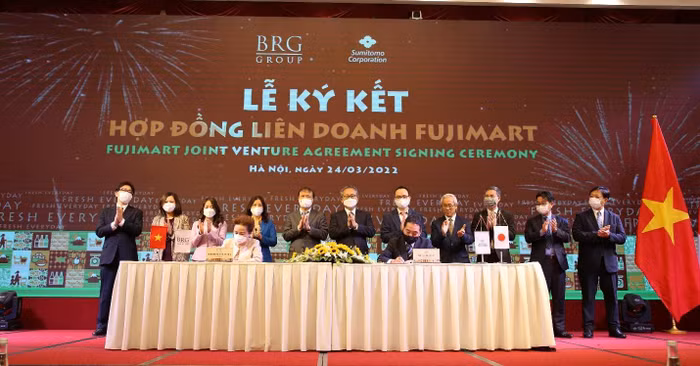 Madame Nguyễn Thị Nga, Chủ tịch Tập đoàn BRG và Ông Shiomi Keigo, Chủ tịch kiêm Tổng Giám đốc Tập đoàn Sumitomo khu vực châu Á và châu Đại Dương ký kết hợp đồng liên doanh FujiMart