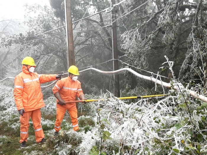 Công nhân Điện lực Nguyên Bình (PC Cao Bằng) kiểm tra đường điện trên đỉnh Phia Oắc, chủ động ứng phó với thời tiết cực đoan