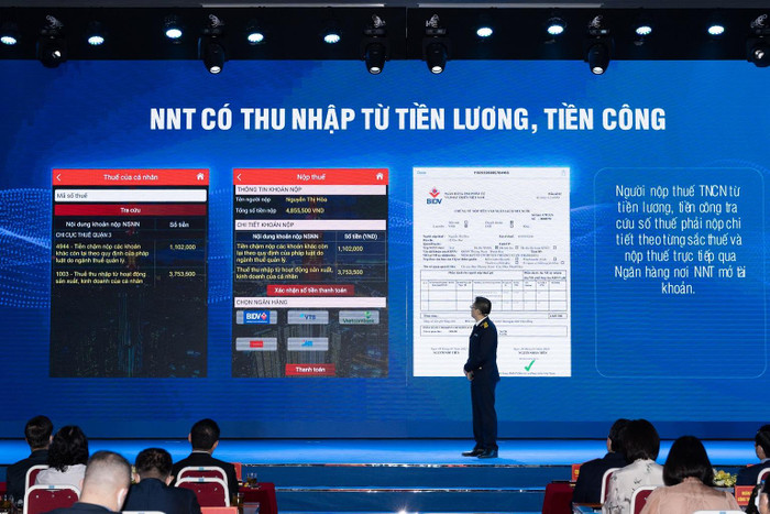 Đại diện Tổng cục Thuế thực hiện thao tác hướng dẫn nộp thuế trên eTax Mobile Đại diện Tổng cục Thuế thực hiện thao tác hướng dẫn nộp thuế trên eTax Mobile