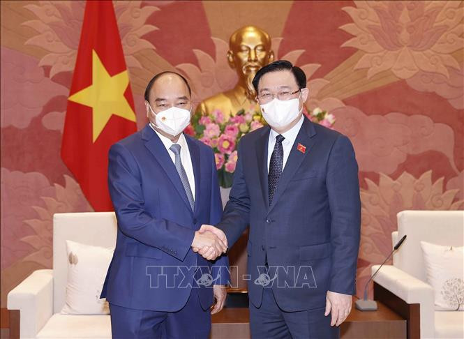 Chủ tịch Quốc hội Vương Đình Huệ đón Chủ tịch nước Nguyễn Xuân Phúc dự Hội nghị. Ảnh: Doãn Tấn/TTXVN Chủ tịch Quốc hội Vương Đình Huệ đón Chủ tịch nước Nguyễn Xuân Phúc dự Hội nghị. Ảnh: Doãn Tấn/TTXVN