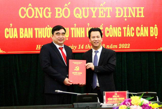 Bí thư Tỉnh ủy Hà Giang Đặng Quốc Khánh trao quyết định điều động, bổ nhiệm đồng chí Hoàng Đình Phới giữ chức vụ Trưởng Ban Nội chính Tỉnh ủy Hà Giang.