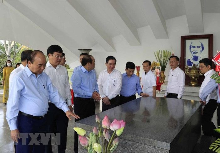 Chủ tịch nước Nguyễn Xuân Phúc tại Khu di tích cụ Phó bảng Nguyễn Sinh Sắc. (Ảnh: Thống Nhất/TTXVN) Chủ tịch nước Nguyễn Xuân Phúc tại Khu di tích cụ Phó bảng Nguyễn Sinh Sắc. (Ảnh: Thống Nhất/TTXVN)