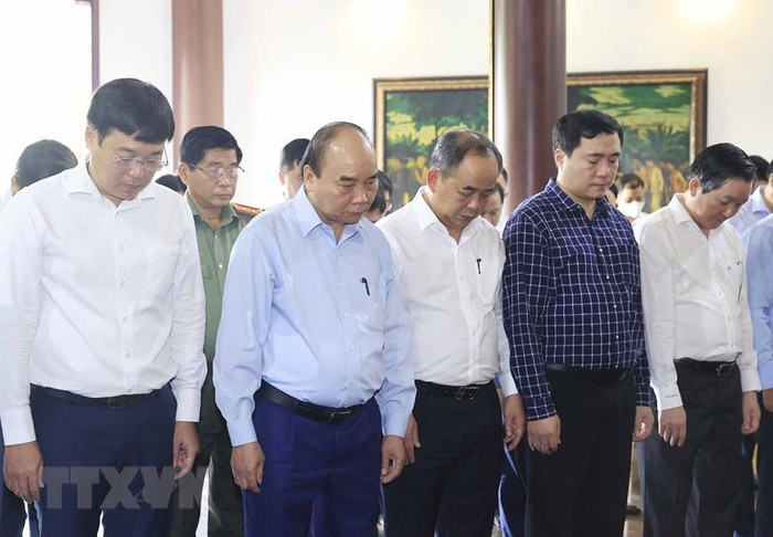 Quang cảnh buổi dâng hương tưởng niệm cụ Phó bảng Nguyễn Sinh Sắc. (Ảnh: Thống Nhất/TTXVN) Quang cảnh buổi dâng hương tưởng niệm cụ Phó bảng Nguyễn Sinh Sắc. (Ảnh: Thống Nhất/TTXVN)