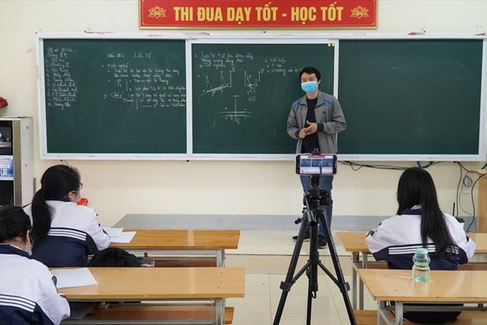 Giáo viên vất vả vừa dạy trực tiếp vừa dạy trực tuyến. (Ảnh mang tính minh hoạ: Laodong.vn) Giáo viên vất vả vừa dạy trực tiếp vừa dạy trực tuyến. (Ảnh mang tính minh hoạ: Laodong.vn)