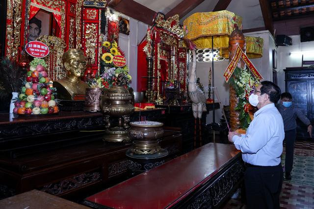 Thủ tướng Phạm Minh Chính dâng hương tưởng nhớ Anh hùng dân tộc Nguyễn Trung Trực. Ảnh: VGP/Nhật Bắc Thủ tướng Phạm Minh Chính dâng hương tưởng nhớ Anh hùng dân tộc Nguyễn Trung Trực. Ảnh: VGP/Nhật Bắc