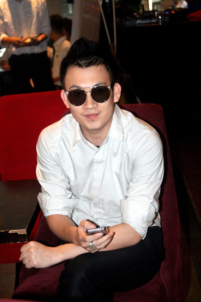 Ca sỹ Dương Triệu Vũ sẽ có tiết mục tự bốc cháy gây nhiều tò mò trên sân khấu. Ca sỹ Dương Triệu Vũ sẽ có tiết mục tự bốc cháy gây nhiều tò mò trên sân khấu.