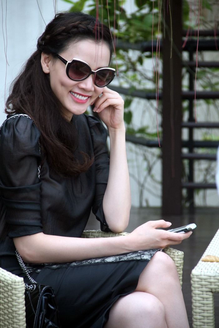 Cô tranh thủ tạo dáng trước giờ họp báo. Cô tranh thủ tạo dáng trước giờ họp báo.